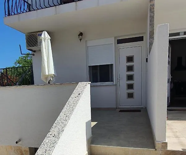 With A Parking Space Pirovac, Sibenik - 19931 *